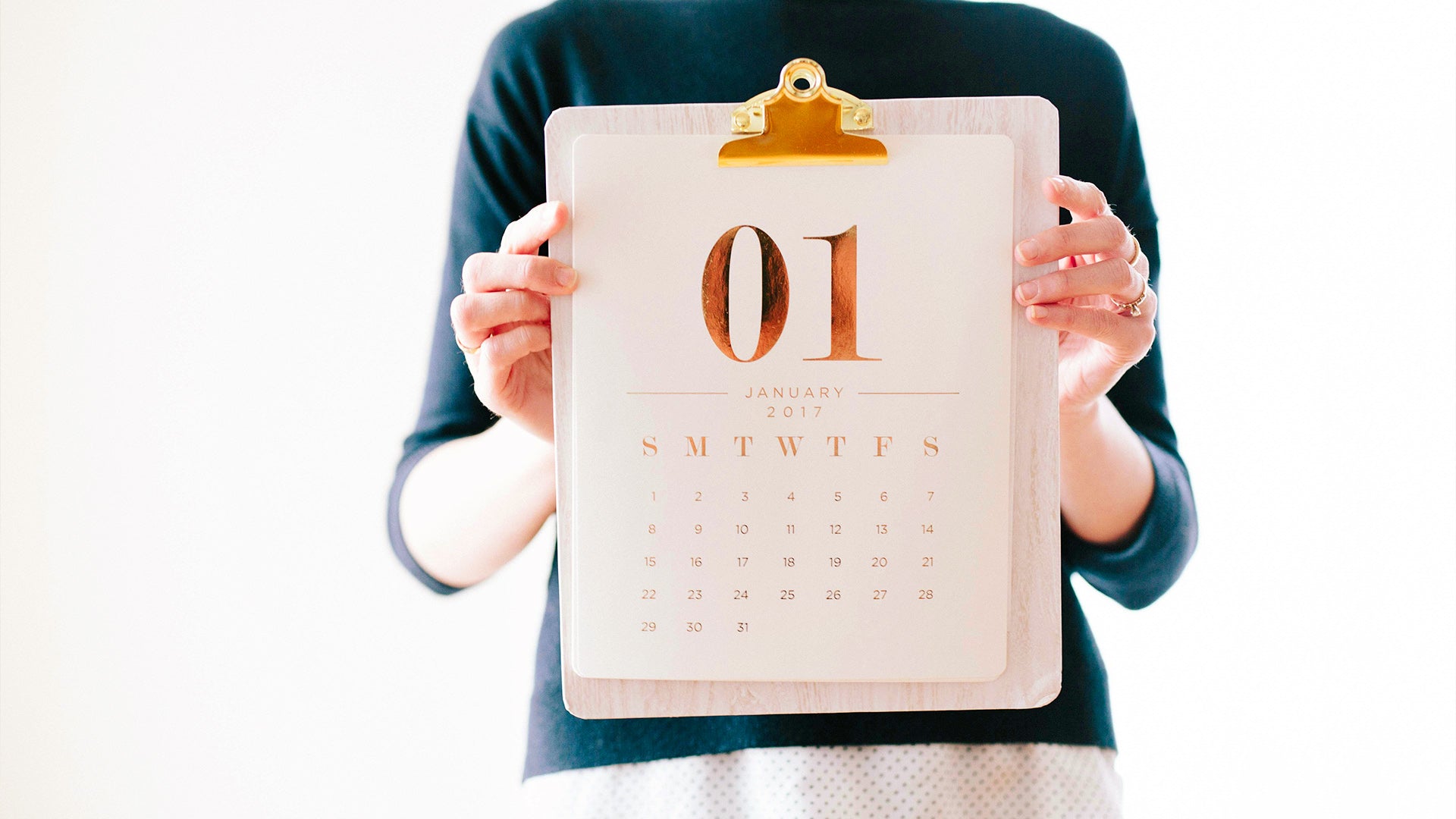 Femme tenant un calendrier