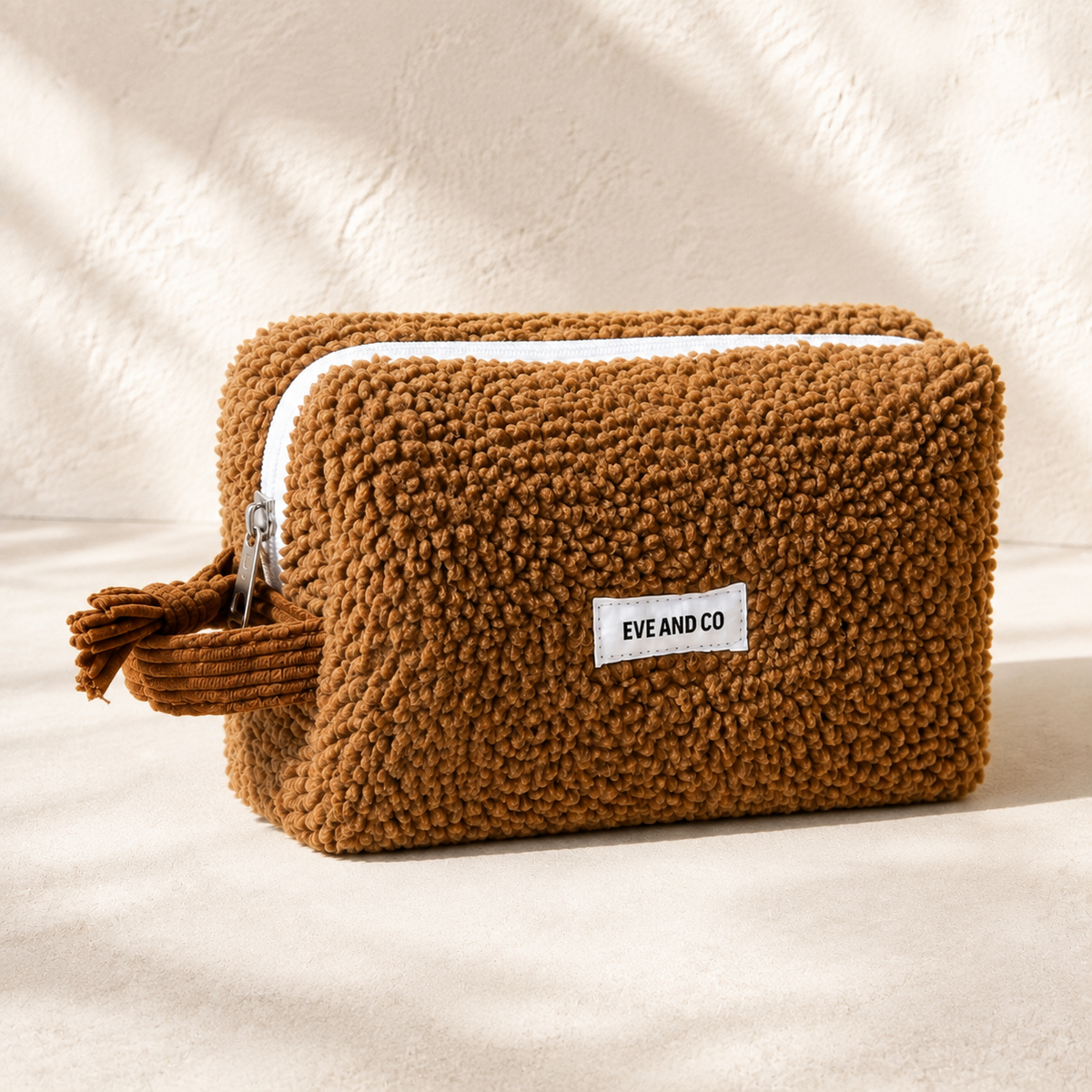 Pochette EVE AND CO en bouclette noisette, vue de trois quarts au soleil