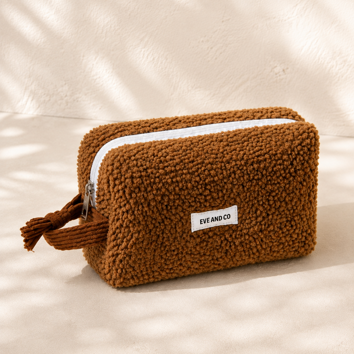 Pochette EVE AND CO en bouclette noisette, détail du volume et de la fermeture blanche