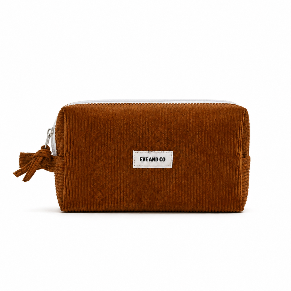 La Jolie Pochette en velours côtelé marron sur fond blanc